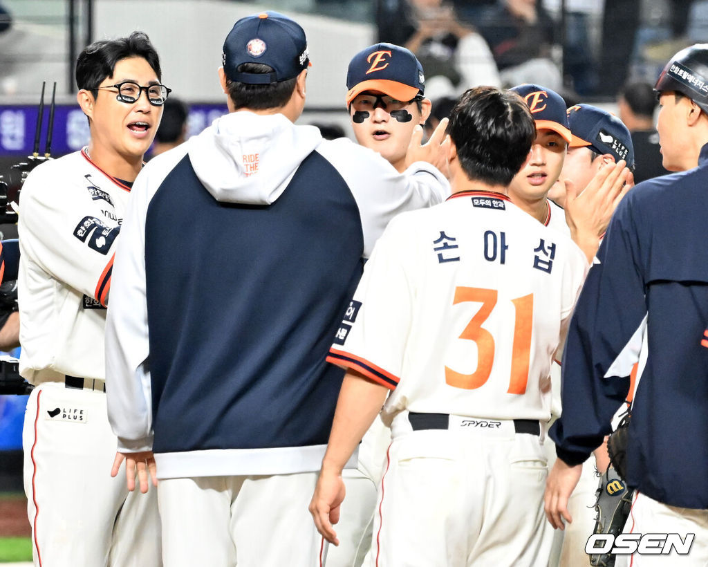 29일 오후 대전 한화생명볼파크에서 2025 신한 SOL Bank KBO리그 한화 이글스와 LG 트윈스의 경기가 열렸다.이 경기에서 한화는 LG에 7-3으로 승리했다. 정규리그 우승 매직넘버 ‘1’을 남겨둔 LG가 이날 승리하거나 무승부만 했어도 대전에서 축포를 터뜨릴 수 있었지만 한화가 가로막았다. 경기를 마치고 한화 선수들이 하이파이브를 하고 있다. 2025.09.29 /rumi@osen.co.kr
