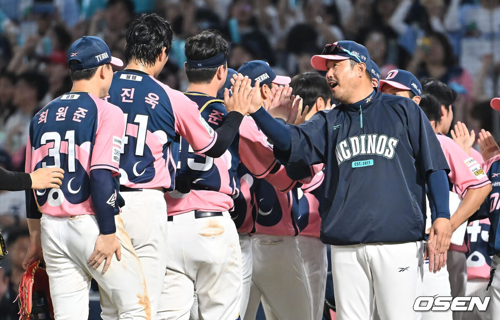 7일 창원NC파크에서 2025 신한 SOL 뱅크 KBO 리그 NC 다이노스와 KIA 타이거즈의 경기가 열렸다. 홈팀 NC는 구창모가, 방문팀 KIA는 양현종이 선발 출전했다. NC 다이노스 이호준 감독이 KIA 타이거즈에 2-1로 승리, 4연패를 끊은 선수들과 하이파이브를 하고 있다. 2025.09.07 / foto0307@osen.co.kr