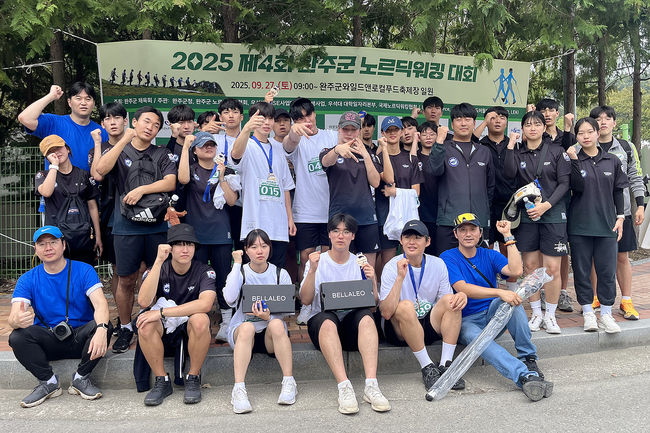 우석대 전주캠퍼스 RISE사업단이 지난 26일부터 28일까지 열린 ‘2025 완주군 와일드앤로컬푸드축제’에 참여해 학생 실무경험과 지역 상생에 주력했다. / 우석대