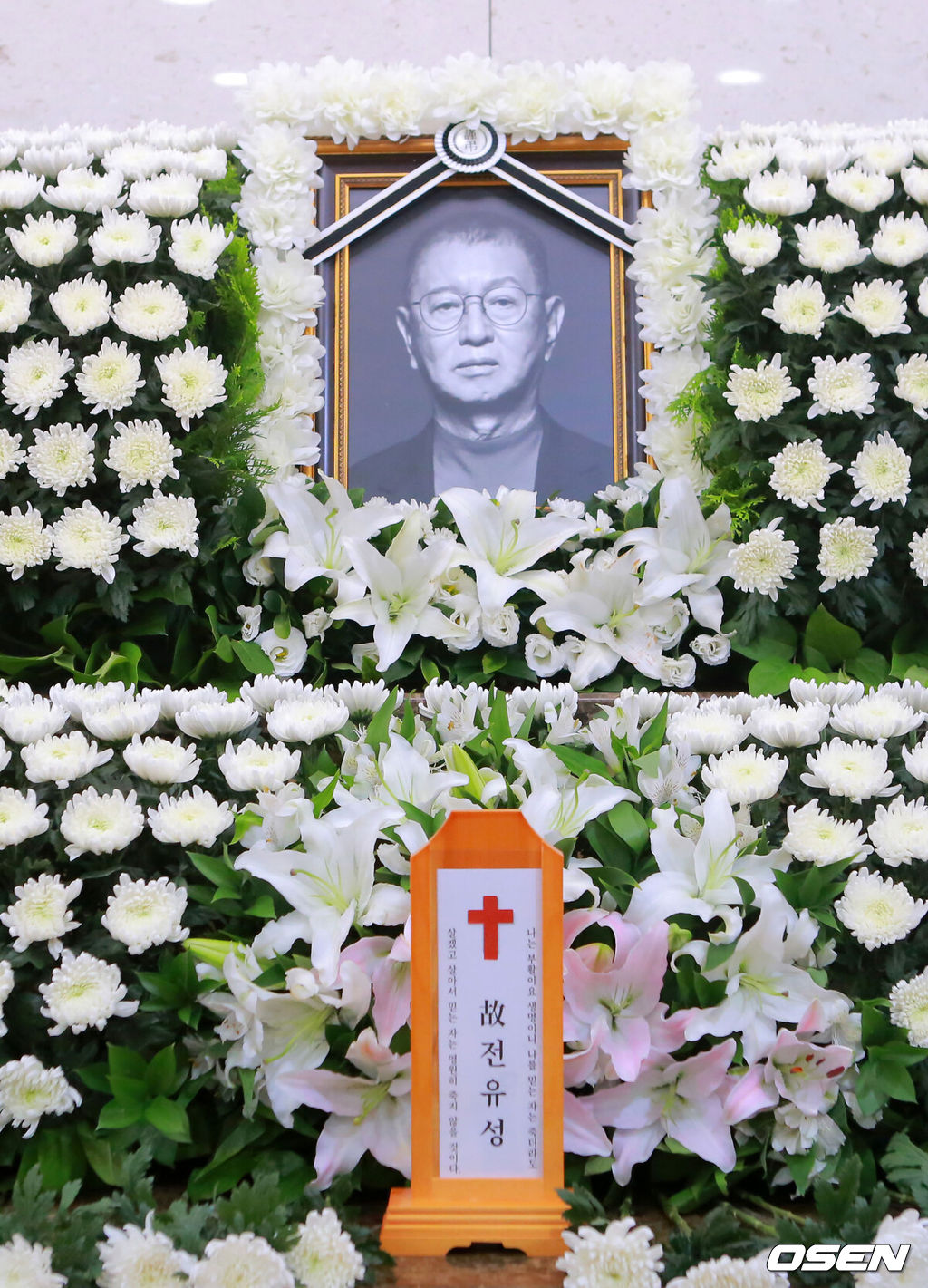 [OSEN=사진팀] 25일 폐기흉 증세 악화로 세상을 떠난 개그맨 전유성의 빈소가 서울아산병원에 마련됐다. 향년 76세.발인은 28일 진행되며 장례는 희극인장으로 치뤄진다. /photo@osen.co.kr<사진=사진공동취재단>