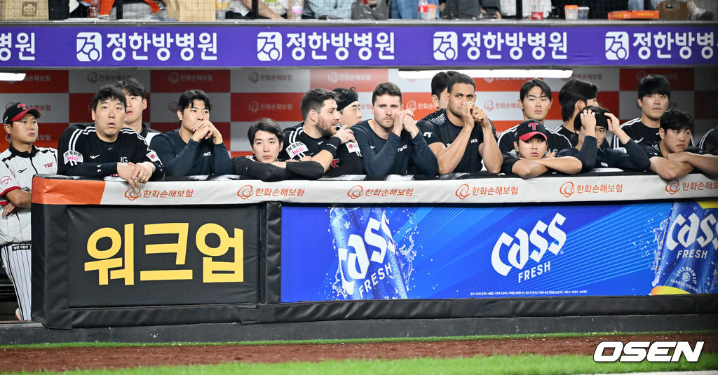 29일 오후 대전 한화생명볼파크에서 2025 신한 SOL Bank KBO리그 한화 이글스와 LG 트윈스의 경기가 열렸다.이 경기에서 한화는 LG에 7-3으로 승리했다. 정규리그 우승 매직넘버 ‘1’을 남겨둔 LG가 이날 승리하거나 무승부만 했어도 대전에서 축포를 터뜨릴 수 있었지만 한화가 가로막았다. 9회초 LG 선수들이 덕아웃에서 아쉬워하고 있다. 2025.09.29 /rumi@osen.co.kr