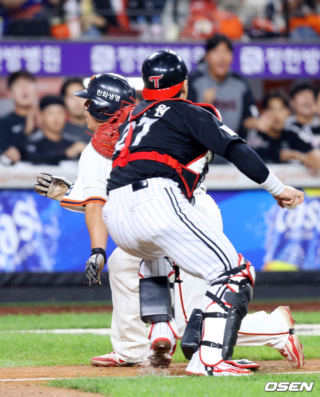 26일 오후 대전 한화생명볼파크에서 2025 신한 SOL Bank KBO리그 한화 이글스와 LG 트윈스의 경기가 열렸다.한화는 류현진, LG는 치리노스를 선발 투수로 내세웠다.7회말 1사 주자 2,3루 한화 하주석 번트 때 런다운에 걸렸던 3루 주자 노시환이 LG 박동원이 빈 글러브로 태그하는 바람에 득점에 성공하고 있다. 2025.09.26 /rumi@osen.co.kr