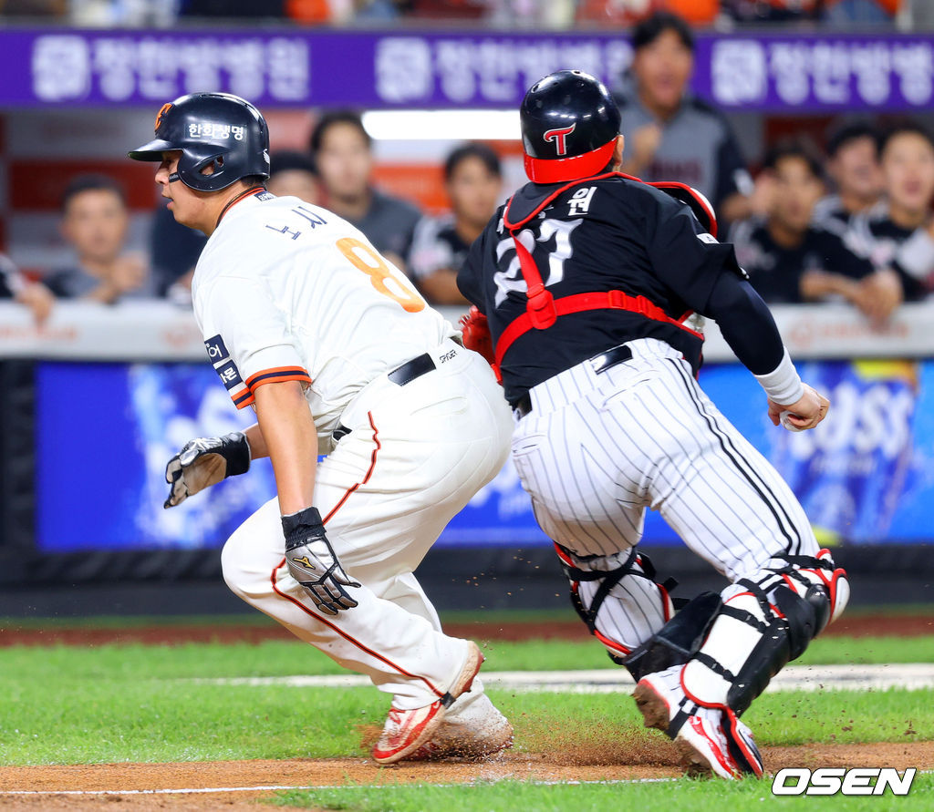 26일 오후 대전 한화생명볼파크에서 2025 신한 SOL Bank KBO리그 한화 이글스와 LG 트윈스의 경기가 열렸다.한화는 류현진, LG는 치리노스를 선발 투수로 내세웠다.7회말 1사 주자 2,3루 한화 하주석 번트 때 런다운에 걸렸던 3루 주자 노시환이 LG 박동원이 빈 글러브로 태그하는 바람에 득점에 성공하고 있다. 2025.09.26 /rumi@osen.co.kr