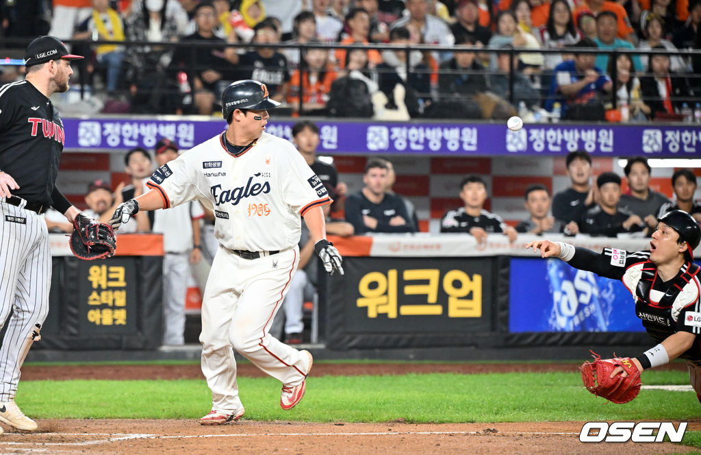 26일 오후 대전 한화생명볼파크에서 2025 신한 SOL Bank KBO리그 한화 이글스와 LG 트윈스의 경기가 열렸다.한화는 류현진, LG는 치리노스를 선발 투수로 내세웠다.7회말 1사 주자 2,3루 한화 하주석 번트 때 런다운에 걸렸던 3루 주자 노시환이 LG 박동원이 빈 글러브로 태그하는 바람에 홈을 밟으며 득점에 성공하고 있다. 2025.09.26 /rumi@osen.co.kr
