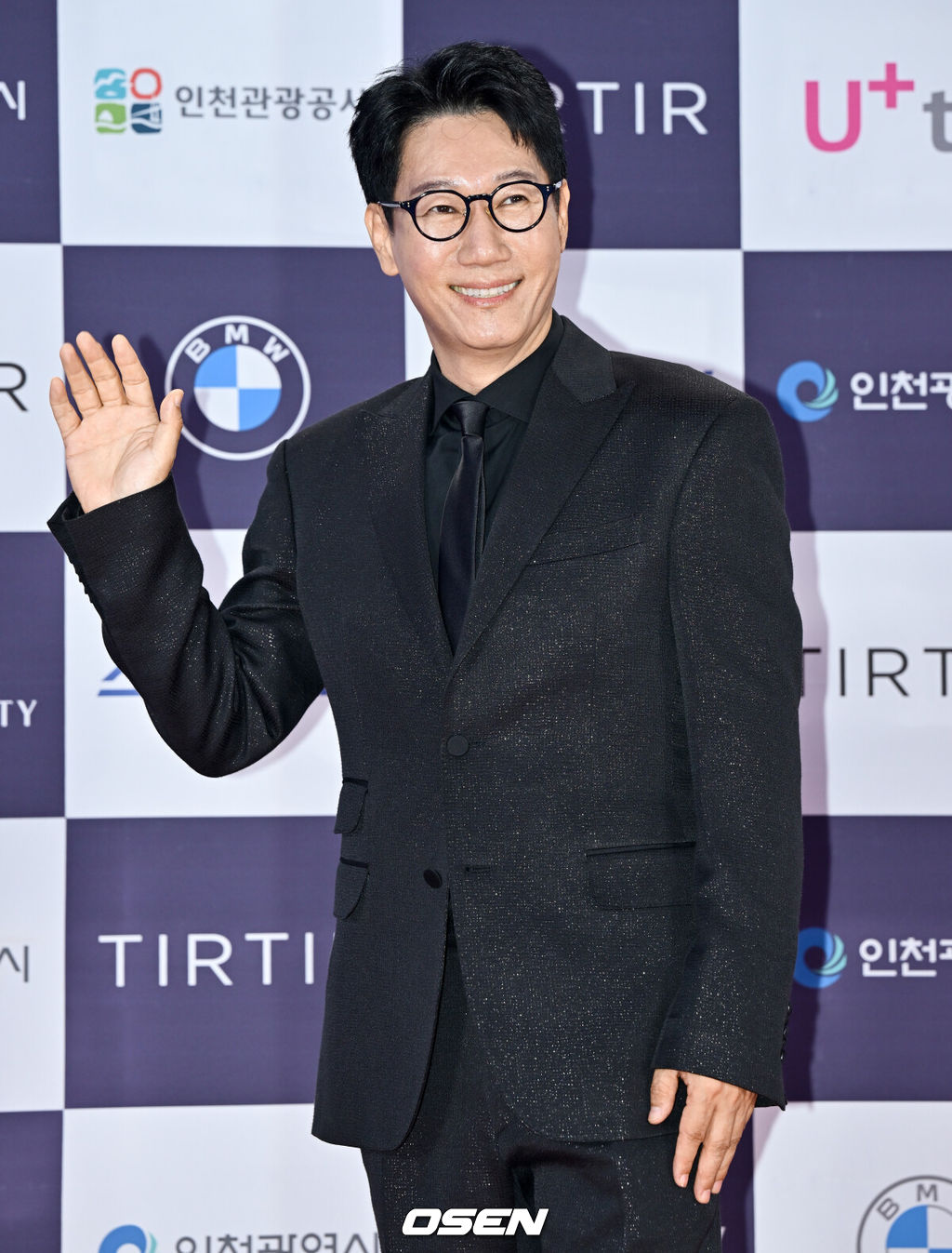제3회 청룡시리즈어워즈 레드카펫 및 포토월 행사가 19일 인천 파라다이스시티에서 열렸다.청룡시리즈어워즈는 2022년 대한민국 최초로 시도된 오리지널 스트리밍 시리즈를 대상으로 하는 시상식이다. 사회는 전현무와 임윤아로 3년 연속 호흡을 맞춘다.배우 지석진이 포즈를 취하고 있다. 2024.07.19 /cej@osen.co.kr