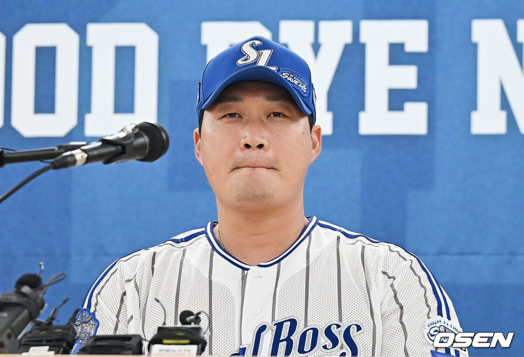30일 대구삼성라이온즈파크에서 2025 신한 SOL 뱅크 KBO 리그 삼성 라이온즈와 KIA 타이거즈의 경기가 열린다. '끝판대장' 오승환(43·삼성 라이온즈)이 21년 간의 프로 생활을 마치고 30일 대구 삼성라이온즈파크에서 KBO리그 KIA 타이거즈전을 마치고 은퇴식을 가진다.삼성 라이온즈 오승환이 기자회견을 하고 있다. 2025.09.30 / foto0307@osen.co.kr
