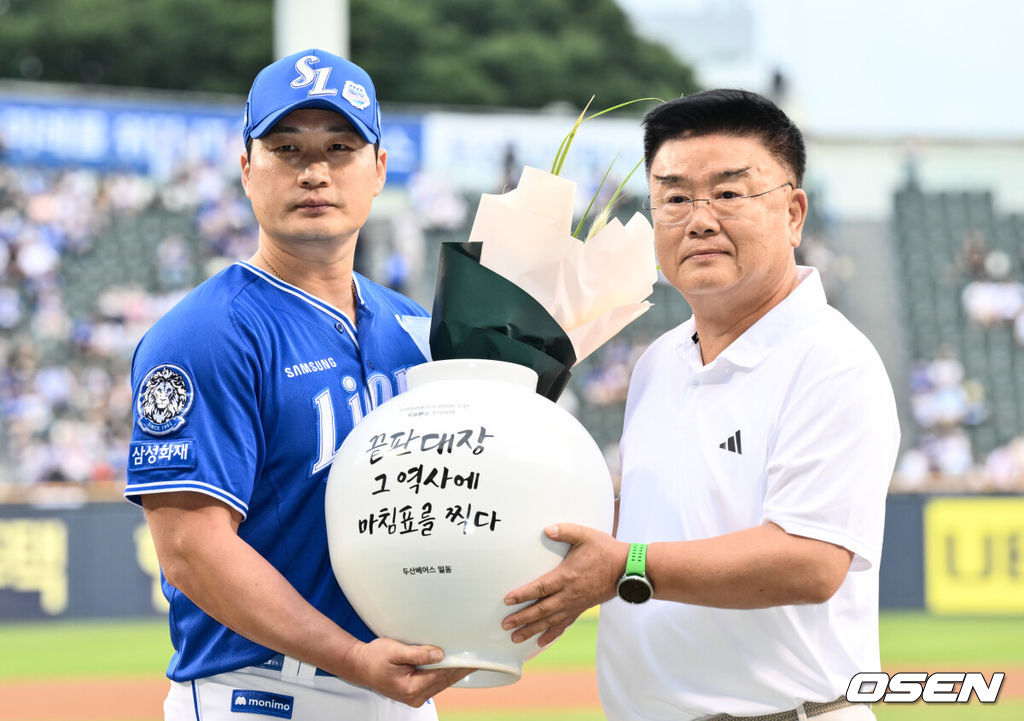 28일 오후 서울 잠실구장에서 ‘2025 신한 SOL Bank KBO리그’ 두산 베어스와 삼성 라이온즈의 경기에 앞서 삼성 투수 오승환의 은퇴투어 기념 행사가 열렸다.오승환은 지난 6일 은퇴를 선언했다. 21년 프로생활의 마침표를 찍는 오승환의 유니폼 배번 21은 22(이만수) 10(양준혁) 36(이승엽)에 이어 구단 사상 4번째 영구결번으로 지정될 예정이다.삼성 오승환이 두산 김태룡 단장에게 항아리를 전달 받고 있다. 2025.08.28 /cej@osen.co.kr