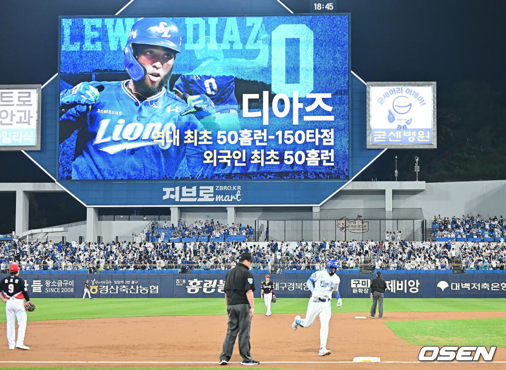 30일 대구삼성라이온즈파크에서 2025 신한 SOL 뱅크 KBO 리그 삼성 라이온즈와 KIA 타이거즈의 경기가 열렸다. 홈팀 삼성은 후라도가, 방문팀 KIA는 김태형이 선발 출전했다. 삼성 라이온즈 디아즈가 1회말 1사 1,3루 중월 3점 홈런을 치고 역대 최초 50홈런-150타점 기록을 완성하고 있다. 2025.09.30 / foto0307@osen.co.kr