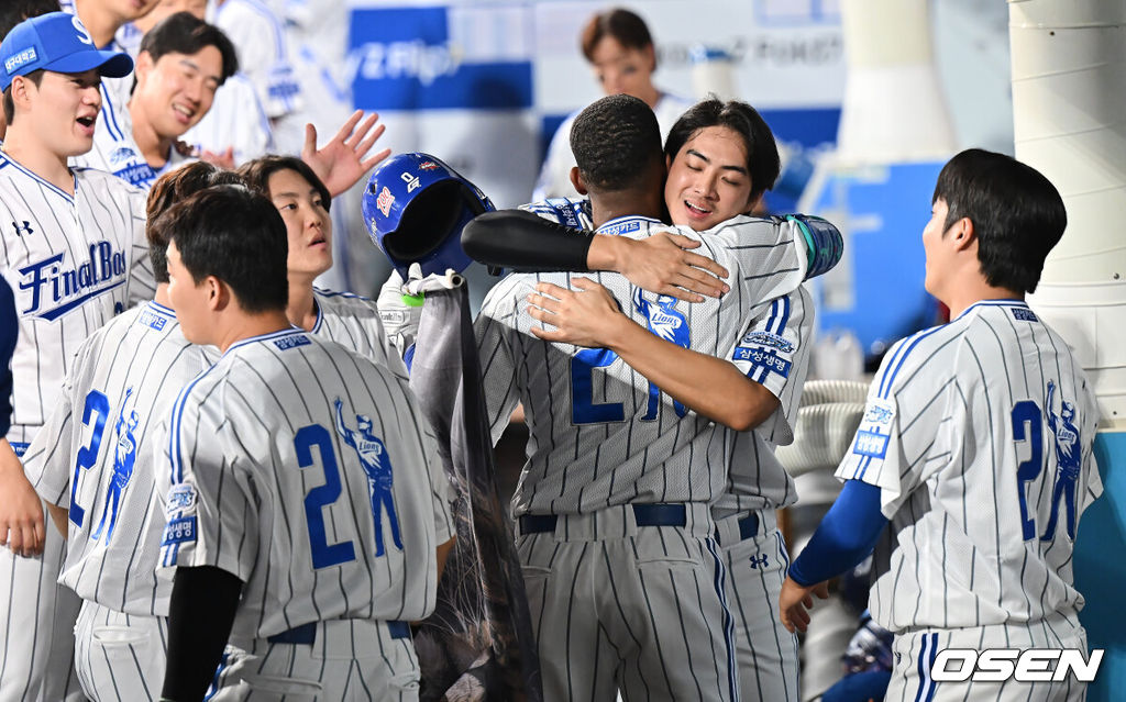 30일 대구삼성라이온즈파크에서 2025 신한 SOL 뱅크 KBO 리그 삼성 라이온즈와 KIA 타이거즈의 경기가 열렸다. 홈팀 삼성은 후라도가, 방문팀 KIA는 김태형이 선발 출전했다. 삼성 라이온즈 디아즈가 1회말 1사 1,3루 중월 3점 홈런을 치고 역대 최초 50홈런-150타점 기록을 완성하고 구자욱과 기쁨을 나누고 있다. 2025.09.30 / foto0307@osen.co.kr