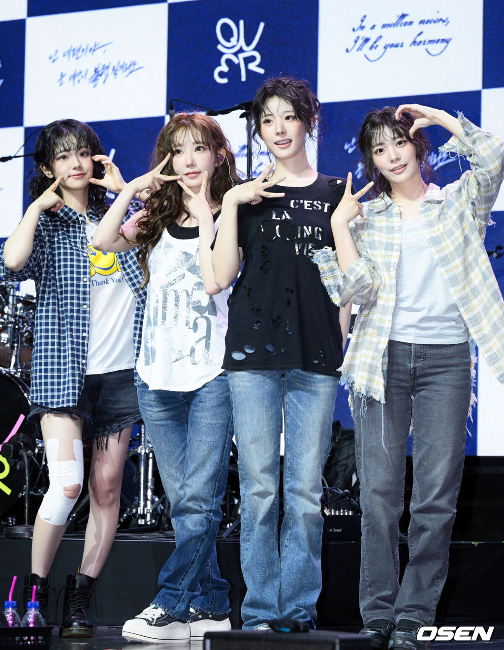 QWER(쵸단, 마젠타, 히나, 시연) 미니 3집 ‘난 네 편이야, 온 세상이 불협일지라도’ 발매 기념 미디어 쇼케이스가 9일 서울 서대문구 예스24 원더로크홀에서 열렸다. 미니 3집 ‘난 네 편이야, 온 세상이 불협일지라도’는 QWER이 쌓아온 밝고 희망찬 성장 서사 속에 불협의 시간을 함께 이겨낸 네 멤버가 변치 않는 미래를 다짐하는 앨범이다. QWER이 포즈를 취하고 있다. 2025.06.09 /cej@osen.co.kr