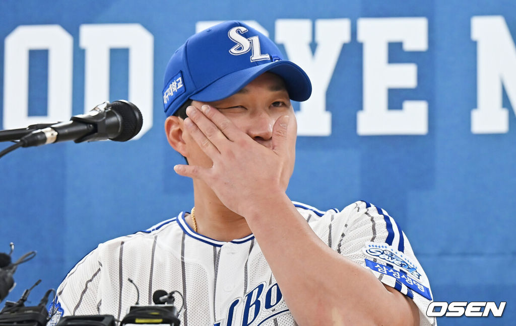 30일 대구삼성라이온즈파크에서 2025 신한 SOL 뱅크 KBO 리그 삼성 라이온즈와 KIA 타이거즈의 경기가 열린다. '끝판대장' 오승환(43·삼성 라이온즈)이 21년 간의 프로 생활을 마치고 30일 대구 삼성라이온즈파크에서 KBO리그 KIA 타이거즈전을 마치고 은퇴식을 가진다.삼성 라이온즈 오승환이 기자회견을 하고 있다. 2025.09.30 / foto0307@osen.co.kr