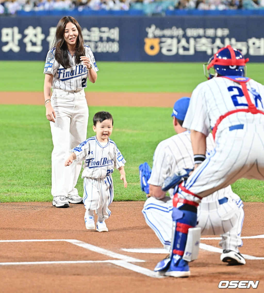 30일 대구삼성라이온즈파크에서 2025 신한 SOL 뱅크 KBO 리그 삼성 라이온즈와 KIA 타이거즈의 경기가 열렸다. 홈팀 삼성은 후라도가, 방문팀 KIA는 김태형이 선발 출전했다. 삼성 라이온즈 오승환 아들 서준군이 시구를 하고 있다. 2025.09.30 / foto0307@osen.co.kr