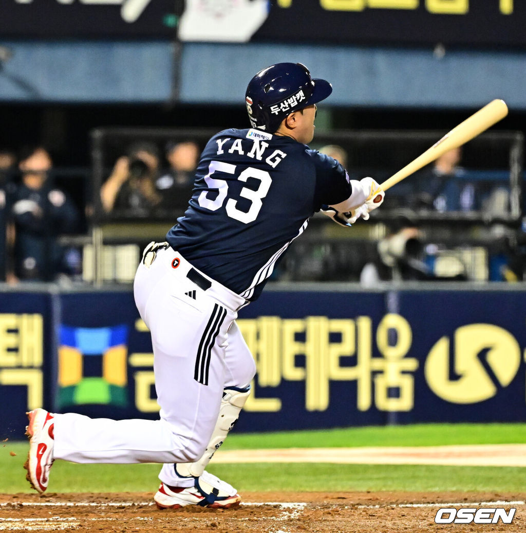 30일 서울 잠실구장에서 ‘2025 신한 SOL Bank KBO리그’ LG 트윈스와 두산 베어스의 시즌 16차전이 열렸다.LG는 정규시즌 우승 매직넘버가 ‘1’이다. 승리를 한다면, 우승을 결정짓게 된다. 9위가 확정된 두산은 시즌 최종전이다. LG는 송승기, 두산은 콜어빈이 선발로 나섰다.4회초 1사 1루 두산 양석환이 선제 투런 좌월 투런포를 날리고 있다. 2025.09.30 /jpnews@osen.co.kr