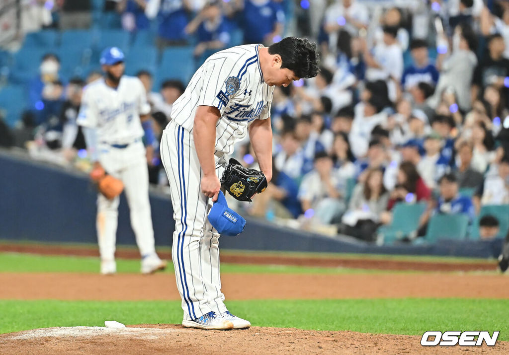 30일 대구삼성라이온즈파크에서 2025 신한 SOL 뱅크 KBO 리그 삼성 라이온즈와 KIA 타이거즈의 경기가 열렸다. 홈팀 삼성은 후라도가, 방문팀 KIA는 김태형이 선발 출전했다. 삼성 라이온즈 오승환이 마지막 투구를 마치고 팬들에 인사를 하고 있다. 2025.09.30 / foto0307@osen.co.kr