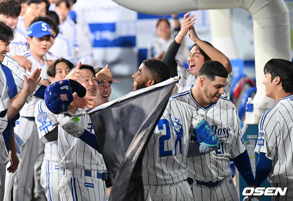30일 대구삼성라이온즈파크에서 2025 신한 SOL 뱅크 KBO 리그 삼성 라이온즈와 KIA 타이거즈의 경기가 열렸다. 홈팀 삼성은 후라도가, 방문팀 KIA는 김태형이 선발 출전했다. 삼성 라이온즈 디아즈가 1회말 1사 1,3루 중월 3점 홈런을 치고 역대 최초 50홈런-150타점 기록을 완성하고 동료들과 기쁨을 나누고 있다. 2025.09.30 / foto0307@osen.co.kr