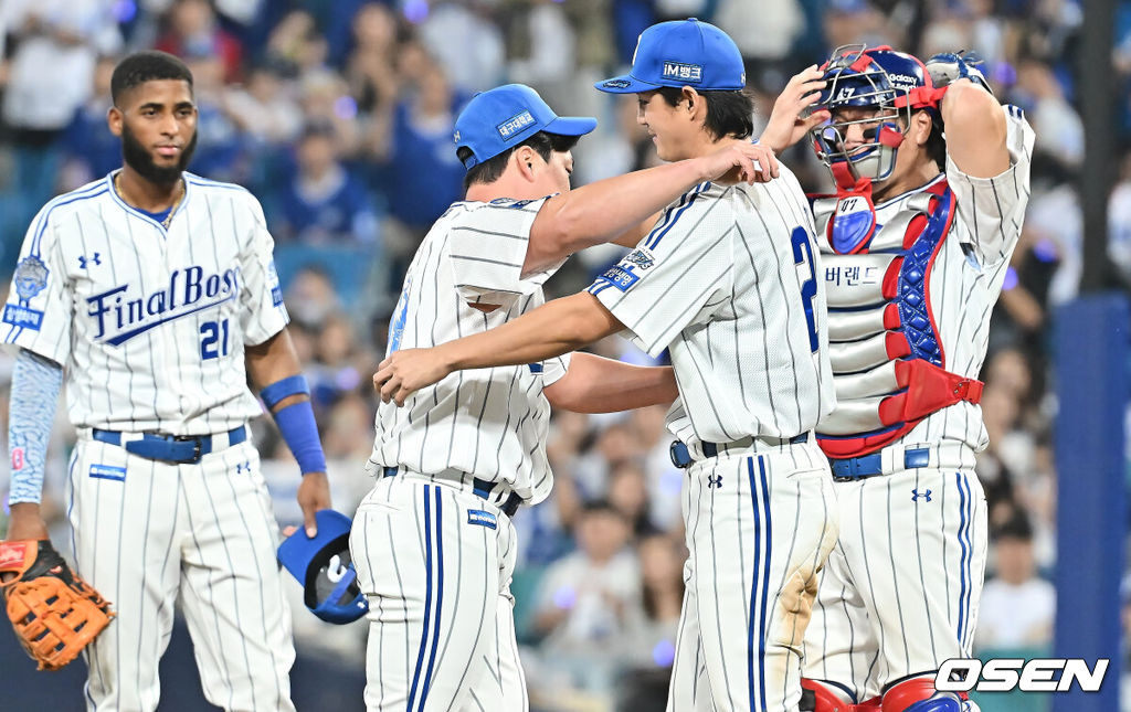 30일 대구삼성라이온즈파크에서 2025 신한 SOL 뱅크 KBO 리그 삼성 라이온즈와 KIA 타이거즈의 경기가 열렸다. 홈팀 삼성은 후라도가, 방문팀 KIA는 김태형이 선발 출전했다. 삼성 라이온즈 오승환이 마지막 투구를 마치고 구자욱과 인사하고 있다. 2025.09.30 / foto0307@osen.co.kr