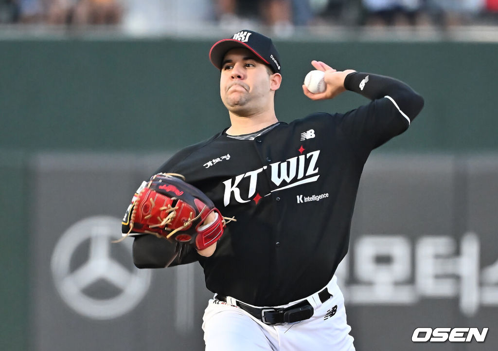 28일 부산 사직야구장에서 2025 신한 SOL 뱅크 KBO 리그 롯데 자이언츠와 KT 위즈의 경기가 열렸다. 홈팀 롯데는 감보아가, 방문팀 KT는 헤이수스가 선발 출전했다.KT 위즈 선발 투수 헤이수스가 역투하고 있다. 2025.08.28 / foto0307@osen.co.kr