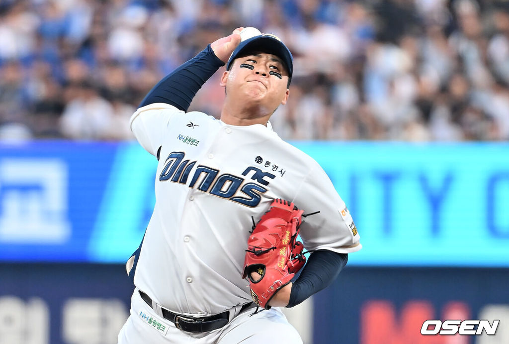 22일 창원NC파크에서 2025 신한 SOL 뱅크 KBO 리그 NC 다이노스와 롯데 자이언츠의 경기가 열렸다. 홈팀 NC는 신민혁이, 방문팀 롯데는 박세웅이 선발 출전했다. NC 다이노스 선발투수 신민혁이 역투하고 있다. 2025.08.22 / foto0307@osen.co.kr