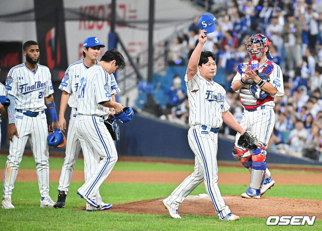 30일 대구삼성라이온즈파크에서 2025 신한 SOL 뱅크 KBO 리그 삼성 라이온즈와 KIA 타이거즈의 경기가 열렸다. 홈팀 삼성은 후라도가, 방문팀 KIA는 김태형이 선발 출전했다. 삼성 라이온즈 오승환이 마지막 투구를 마치고 팬들에 인사를 하고 있다. 2025.09.30 / foto0307@osen.co.kr