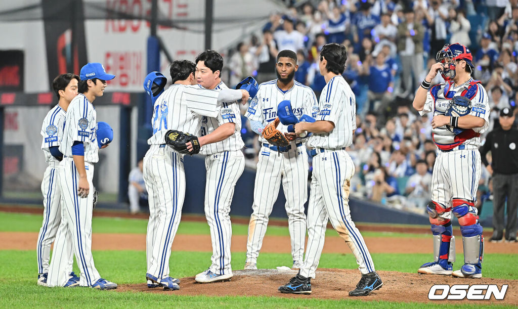 30일 대구삼성라이온즈파크에서 2025 신한 SOL 뱅크 KBO 리그 삼성 라이온즈와 KIA 타이거즈의 경기가 열렸다. 홈팀 삼성은 후라도가, 방문팀 KIA는 김태형이 선발 출전했다. 삼성 라이온즈 오승환이 마지막 투구를 마치고 선수들과 인사하고 있다. 2025.09.30 / foto0307@osen.co.kr