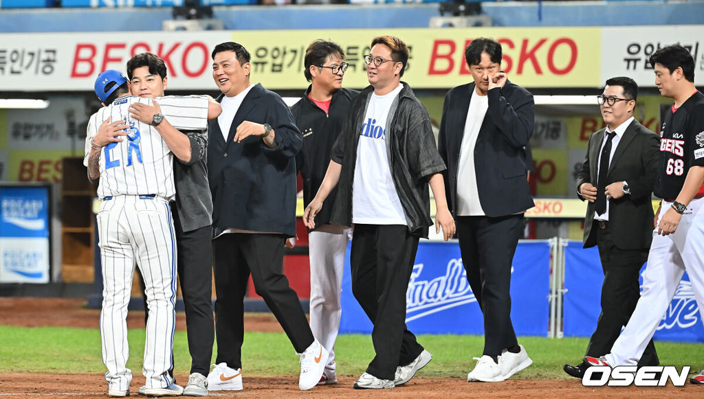 30일 대구삼성라이온즈파크에서 2025 신한 SOL 뱅크 KBO 리그 삼성 라이온즈와 KIA 타이거즈의 경기가 열렸다. 홈팀 삼성은 후라도가, 방문팀 KIA는 김태형이 선발 출전했다. 삼성 라이온즈 오승환이 1982년생 동료들과 인사를 하고 있다. 2025.09.30 / foto0307@osen.co.kr