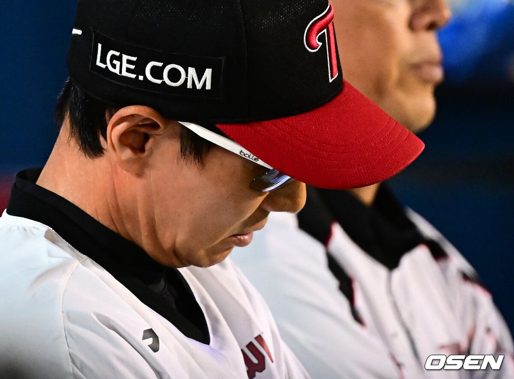 30일 서울 잠실구장에서 ‘2025 신한 SOL Bank KBO리그’ LG 트윈스와 두산 베어스의 시즌 16차전이 열렸다.LG는 정규시즌 우승 매직넘버가 ‘1’이다. 승리를 한다면, 우승을 결정짓게 된다. 9위가 확정된 두산은 시즌 최종전이다. LG는 송승기, 두산은 콜어빈이 선발로 나섰다.7회초 2사 2루에서 LG 염경엽 감독이 두산 박지훈에 1타점 적시 2루타를 허용하며 아쉬워하고 있다. 2025.09.30 /jpnews@osen.co.kr