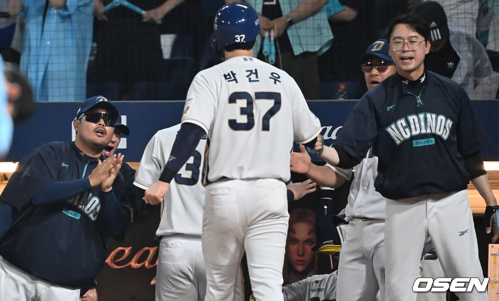 22일 창원NC파크에서 2025 신한 SOL 뱅크 KBO 리그 NC 다이노스와 롯데 자이언츠의 경기가 열렸다. 홈팀 NC는 신민혁이, 방문팀 롯데는 박세웅이 선발 출전했다. NC 다이노스 이호준 감독이 6회말 1사 만루 김형준의 좌익수 앞 안타때 동점 득점을 올린 박건우와 권희동을 반기고 있다. 2025.08.22 / foto0307@osen.co.kr