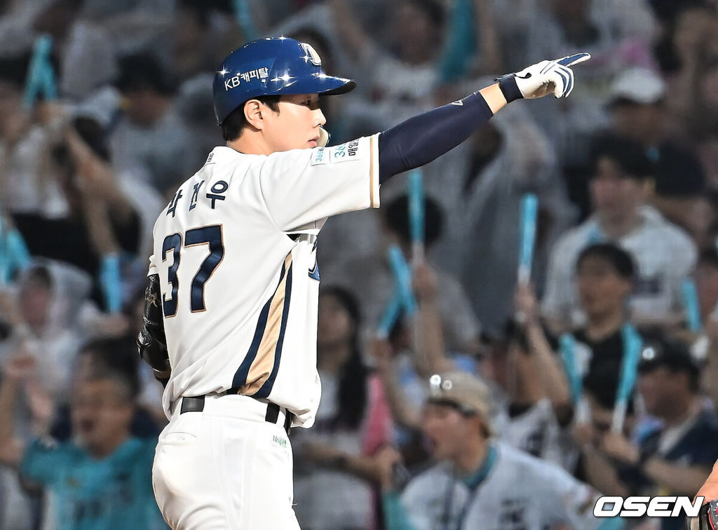 22일 창원NC파크에서 2025 신한 SOL 뱅크 KBO 리그 NC 다이노스와 롯데 자이언츠의 경기가 열렸다. 홈팀 NC는 신민혁이, 방문팀 롯데는 박세웅이 선발 출전했다. NC 다이노스 박건우가 3회말 2사 1,3루 우익수 앞 1타점 안타를 치고 세리머니를 하고 있다. 2025.08.22 / foto0307@osen.co.kr
