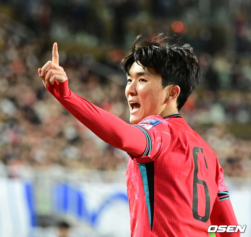 25일 오후 수원월드컵경기장에서 2026 국제축구연맹(FIFA) 북중미 월드컵 아시아지역 3차 예선 B조 8차전 한국과 요르단의 경기가 열렸다.현재 4승 3무(승점 15)로 무패 행진 중이지만, 아직 방심할 수 없는 상황이다. 10차전 쿠웨이트전(홈) 이전에 월드컵 본선 진출을 확정하려면 8차전 요르단전 승리 후 9차전 이라크전(원정)까지 이겨야 한다.후반 대한민국 황인범이 파울 선언에 불만을 나타내고 있다. 2025.03.25 / jpnews@osen.co.kr