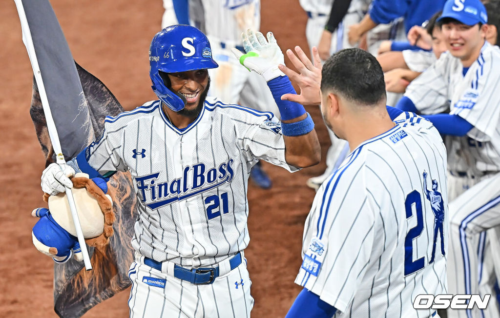30일 대구삼성라이온즈파크에서 2025 신한 SOL 뱅크 KBO 리그 삼성 라이온즈와 KIA 타이거즈의 경기가 열렸다. 홈팀 삼성은 후라도가, 방문팀 KIA는 김태형이 선발 출전했다. 삼성 라이온즈 디아즈가 1회말 1사 1,3루 중월 3점 홈런을 치고 역대 최초 50홈런-150타점 기록을 완성하고 하이파이브를 하고 있다. 2025.09.30 / foto0307@osen.co.kr