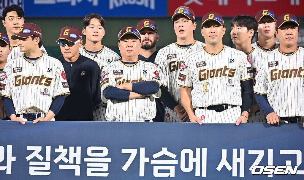 26일 부산 사직야구장에서 2025 신한 SOL 뱅크 KBO 리그 롯데 자이언츠와 삼성 라이온즈의 경기가 열렸다. 홈팀 롯데는 박준우가, 방문팀 삼성은 원태인이 선발 출전했다.롯데 자이언츠 선수들이 2025시즌 마지막 경기를 끝내고 팬들에게 감사 인사를 하고 있다. 2025.09.26 / foto0307@osen.co.kr