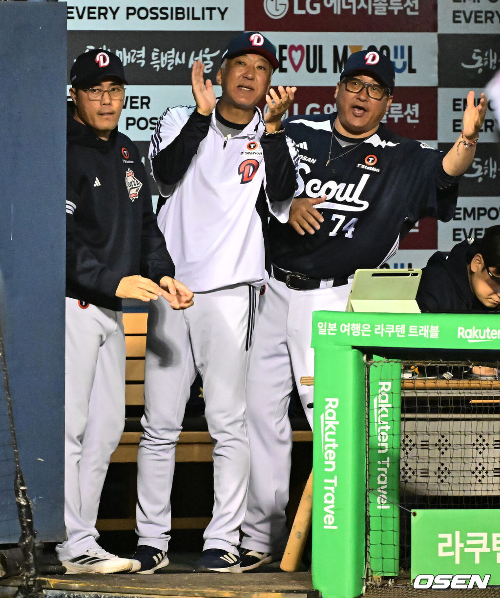 30일 서울 잠실구장에서 ‘2025 신한 SOL Bank KBO리그’ LG 트윈스와 두산 베어스의 시즌 16차전이 열렸다.LG는 정규시즌 우승 매직넘버가 ‘1’이다. 승리를 한다면, 우승을 결정짓게 된다. 9위가 확정된 두산은 시즌 최종전이다. LG는 송승기, 두산은 콜어빈이 선발로 나섰다.9회초 1사 1,2루에서 두산 케이브가 2타점 적시 2루타를 날리자 조성환 감독대행, 고토 코치, 조인성 코치가 득점 주자를 바라보며 기뻐하고 있다. 2025.09.30 /jpnews@osen.co.kr