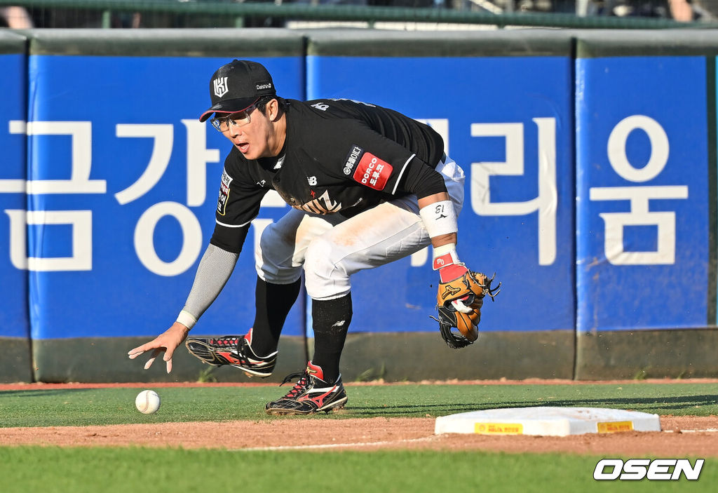28일 부산 사직야구장에서 2025 신한 SOL 뱅크 KBO 리그 롯데 자이언츠와 KT 위즈의 경기가 열렸다. 홈팀 롯데는 나균안이, 방문팀 KT는 오원석이 선발 출전했다.KT 위즈 허경민이 4회말 1사 1루 롯데 자이언츠 정훈의 타구를 잡지 못하고 실책을 범하고 있다. 2025.06.28 / foto0307@osen.co.kr