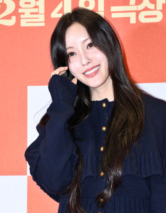 영화 '소방관(감독 곽경택)’ VIP시사회 및 포토월 행사가 3일 오후 서울시 강남구 메가박스 코엑스에서 열렸다.2001년 홍제동 화재 참사 사건을 모티브로 제작된 '소방관'은 열악한 환경 속에서도 화재 진압과 전원 구조라는 단 하나의 목표를 가지고 투입된 소방관들의 상황을 그린 이야기다.가수 효민이 포즈를 취하고 있다. 2024.12.03 /cej@osen.co.kr