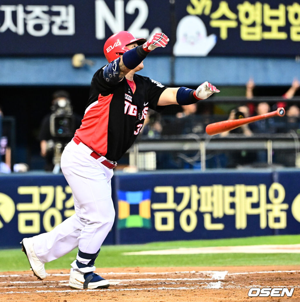 13일 오후 서울 잠실구장에서 ‘2025 신한 SOL Bank KBO리그’ LG 트윈스와 KIA 타이거즈의 경기가 열렸다.LG는 임찬규, KIA는 이의리가 선발로 나섰다.6회초 무사에서 KIA 최형우가 역전 우월 솔로포를 날리고 있다. 2025.09.13 /jpnews@osen.co.kr
