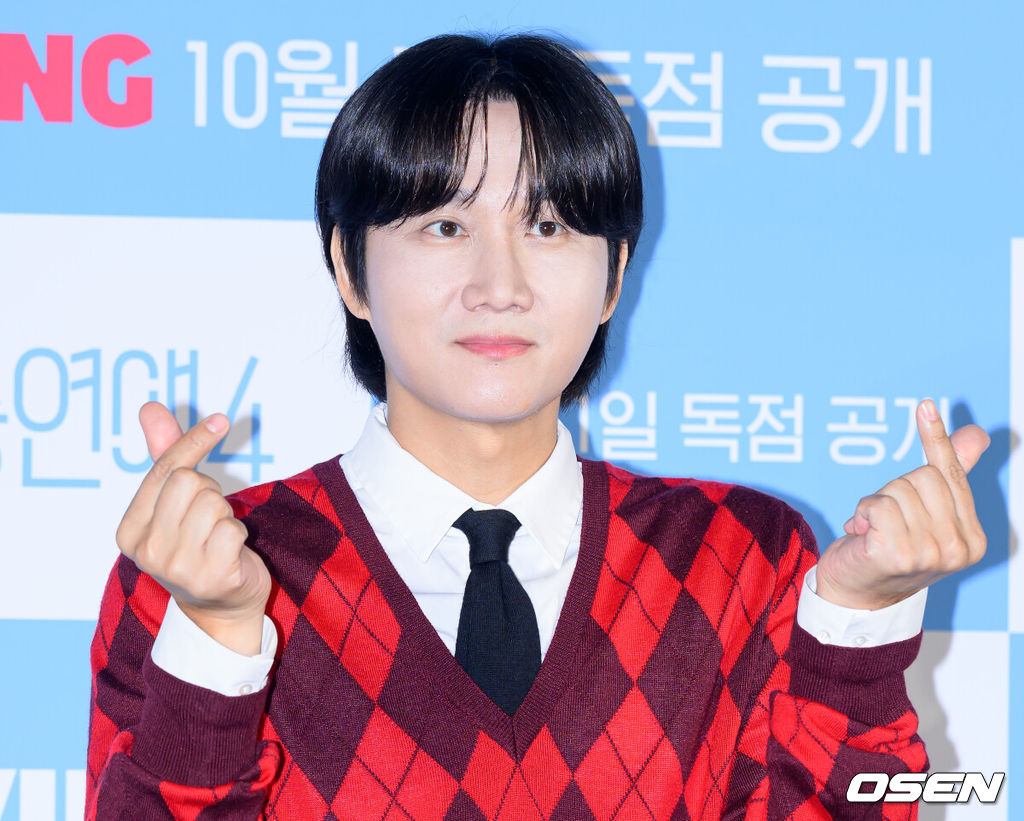 1일 서울 CGV 용산아이파크몰에서 티빙 오리지널 '환승연애4' 제작발표회가 열렸다. '환승연애4'는 다양한 이유로 이별한 커플들이 한 집에 모여 지나간 연애를 되짚고 새로운 인연을 마주하며 자신만의 사랑을 찾아가는 연애 리얼리티로 10월 1일 티빙에서 공개된다.이용진이 포토타임을 가지고 있다. 2025.10.01 /sunday@osen.co.kr