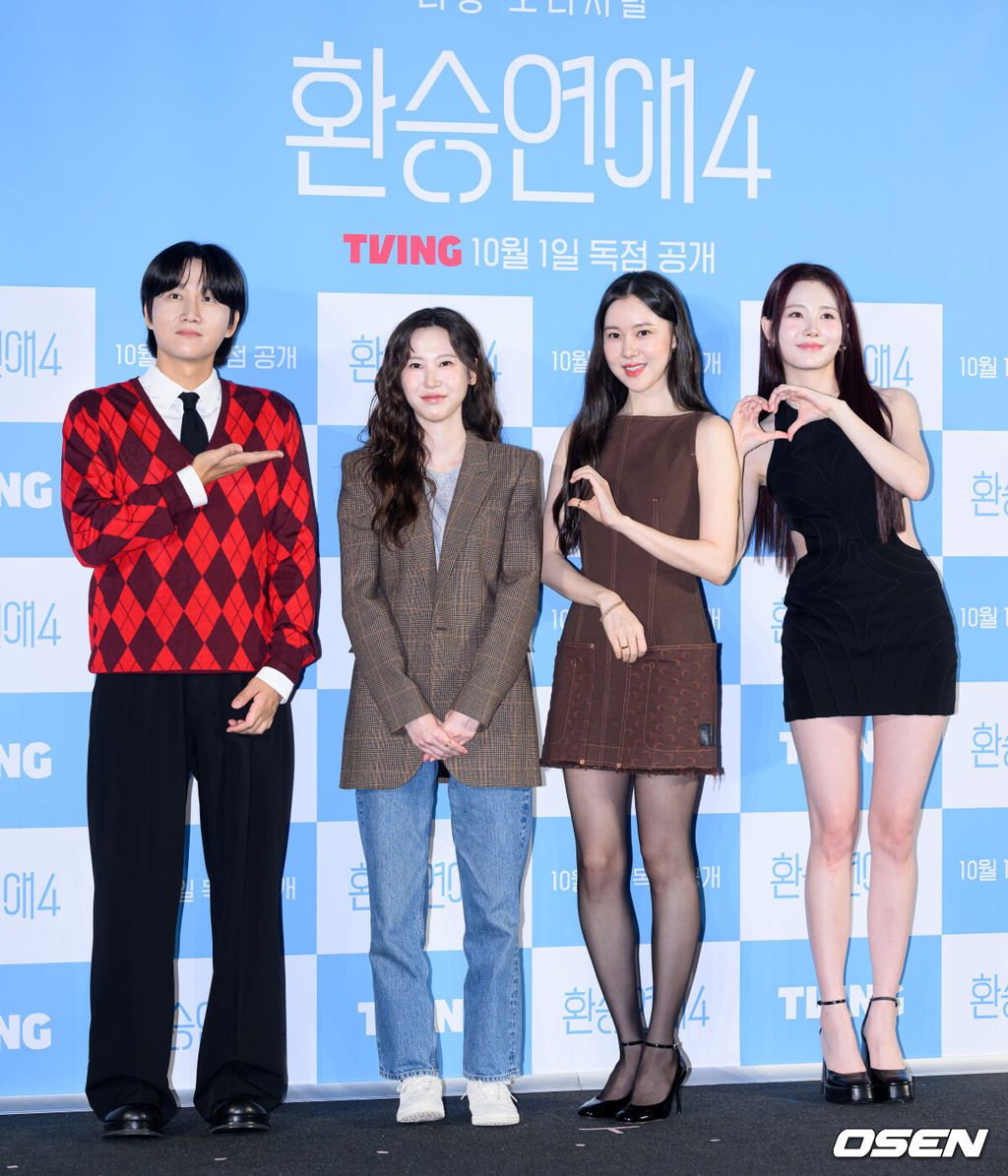 1일 서울 CGV 용산아이파크몰에서 티빙 오리지널 '환승연애4' 제작발표회가 열렸다. '환승연애4'는 다양한 이유로 이별한 커플들이 한 집에 모여 지나간 연애를 되짚고 새로운 인연을 마주하며 자신만의 사랑을 찾아가는 연애 리얼리티로 10월 1일 티빙에서 공개된다.이용진, 김인하 PD, 김예원, 유라가 포토타임을 가지고 있다. 2025.10.01 /sunday@osen.co.kr