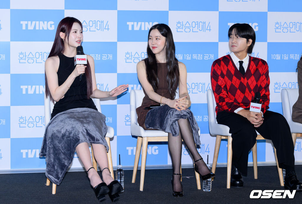 1일 서울 CGV 용산아이파크몰에서 티빙 오리지널 '환승연애4' 제작발표회가 열렸다. '환승연애4'는 다양한 이유로 이별한 커플들이 한 집에 모여 지나간 연애를 되짚고 새로운 인연을 마주하며 자신만의 사랑을 찾아가는 연애 리얼리티로 10월 1일 티빙에서 공개된다.유라, 김예원, 이용진이 취재진 질문에 답을 하고 있다. 2025.10.01 /sunday@osen.co.kr