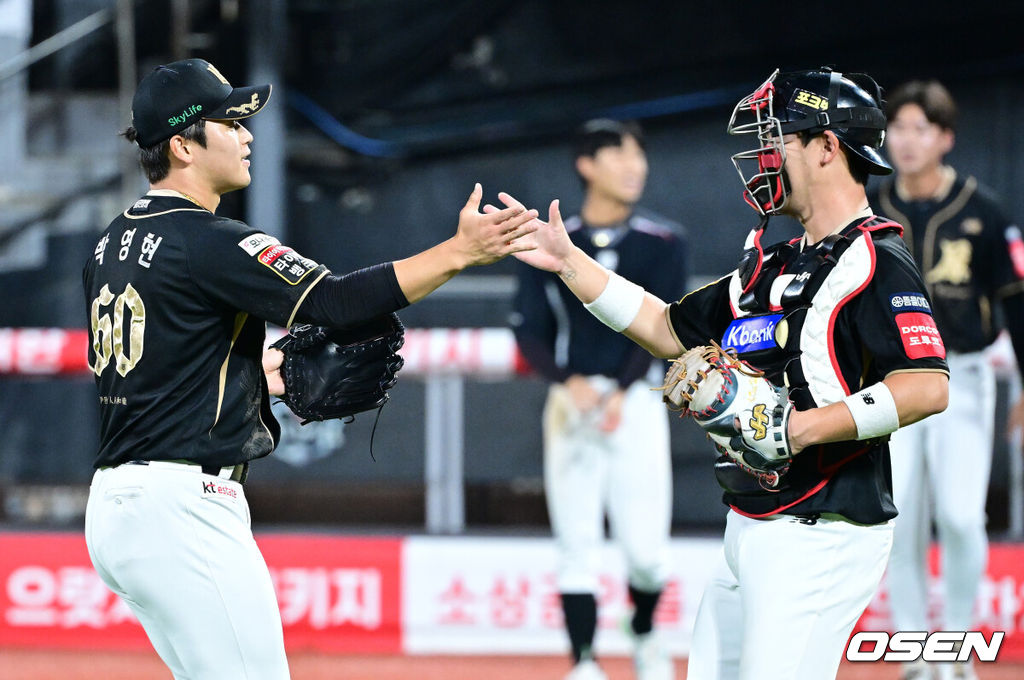 프로야구 KT 위즈가 한화 이글스 코디 폰세에게 첫 패전을 안기며 5위 자리를 사수했다. KT는 20일 수원 KT위즈파크에서 열린 2025 신한 SOL Bank KBO리그 한화와의 홈경기를 4-2로 승리했다. 안현민이 시즌 21호 스리런 홈런 포함 3타수 2안타 4타점 1볼넷으로 맹타를 휘두르며 폰세를 무너뜨렸다. 폰세는 5이닝 4실점으로 개막 이후 최다 17연승을 마감, 시즌 28경기 만에 첫 패전을 당했다. 경기를 마무리지은 KT 투수 박영현과 포수 조대현이 인사를 나누고 있다. 2025.09.20 / dreamer@osen.co.kr