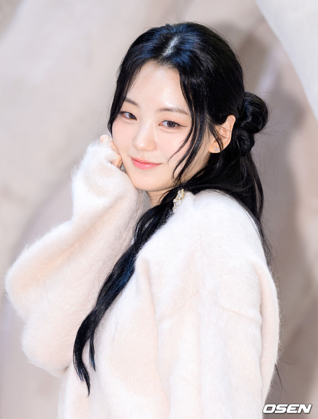 1일 서울 서초구 신세계백화점 강남점에서 어그(UGG) 팝업스토어 오픈 기념 포토월이 열렸다. 이날 배우 이민정, 조이현, 있지 유나, 에이티즈 산이 참석해 자리를 빛냈다.배우 조이현이 포토타임을 가지고 있다. 2025.10.01 /sunday@osen.co.kr