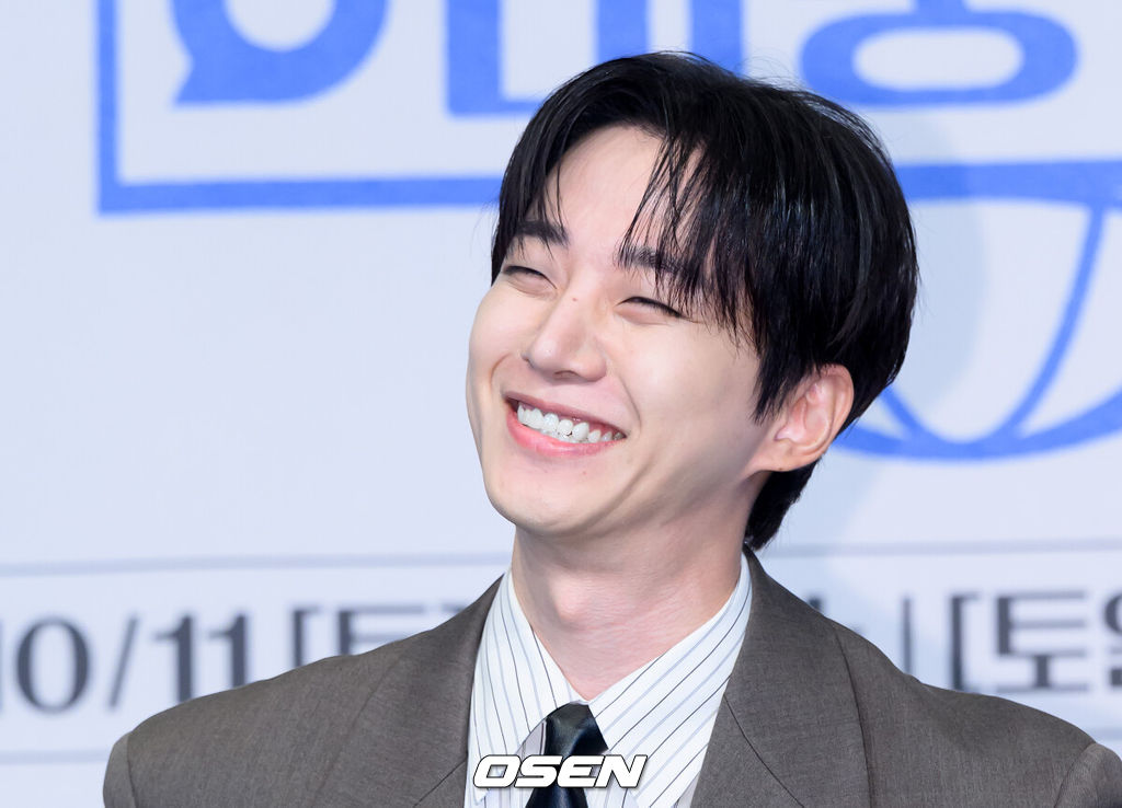 1일 서울 더 링크 서울에서 tvN 새 토일드라마 ‘태풍상사’ 제작발표회가 열렸다. '태풍상사'는 1997년 IMF, 직원도, 돈도, 팔 것도 없는 무역회사의 사장이 되어버린 초보 상사맨 ‘강태풍’의 고군분투 성장기를 그린다. 오는 10월 11일 토요일 밤 9시 10분에 첫 방송된다.배우 이준호가 포토타임을 가지고 있다. 2025.10.01 /sunday@osen.co.kr