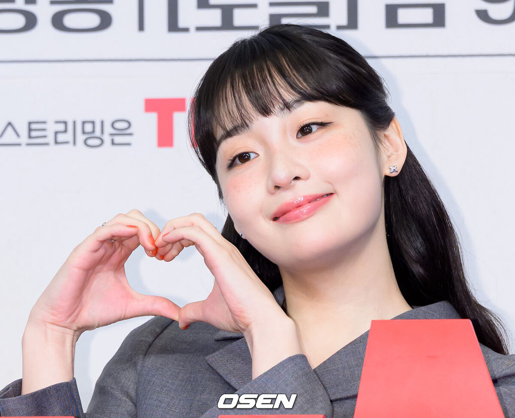 1일 서울 더 링크 서울에서 tvN 새 토일드라마 ‘태풍상사’ 제작발표회가 열렸다. '태풍상사'는 1997년 IMF, 직원도, 돈도, 팔 것도 없는 무역회사의 사장이 되어버린 초보 상사맨 ‘강태풍’의 고군분투 성장기를 그린다. 오는 10월 11일 토요일 밤 9시 10분에 첫 방송된다.배우 김민하가 포토타임을 가지고 있다. 2025.10.01 /sunday@osen.co.kr