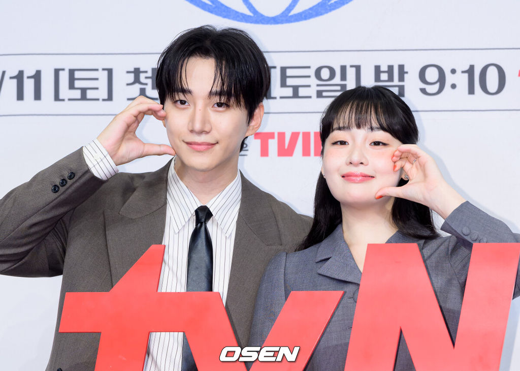 1일 서울 더 링크 서울에서 tvN 새 토일드라마 ‘태풍상사’ 제작발표회가 열렸다. '태풍상사'는 1997년 IMF, 직원도, 돈도, 팔 것도 없는 무역회사의 사장이 되어버린 초보 상사맨 ‘강태풍’의 고군분투 성장기를 그린다. 오는 10월 11일 토요일 밤 9시 10분에 첫 방송된다.배우 이준호와 김민하가 포토타임을 가지고 있다. 2025.10.01 /sunday@osen.co.kr