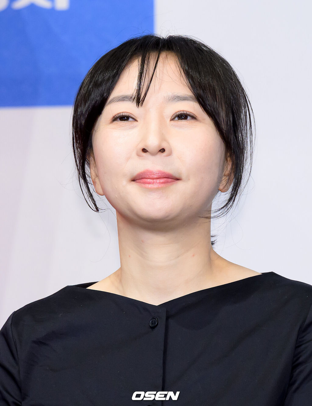 1일 서울 더 링크 서울에서 tvN 새 토일드라마 ‘태풍상사’ 제작발표회가 열렸다. '태풍상사'는 1997년 IMF, 직원도, 돈도, 팔 것도 없는 무역회사의 사장이 되어버린 초보 상사맨 ‘강태풍’의 고군분투 성장기를 그린다. 오는 10월 11일 토요일 밤 9시 10분에 첫 방송된다.이나정 감독이 취재진의 질문을 듣고 있다. 2025.10.01 /sunday@osen.co.kr