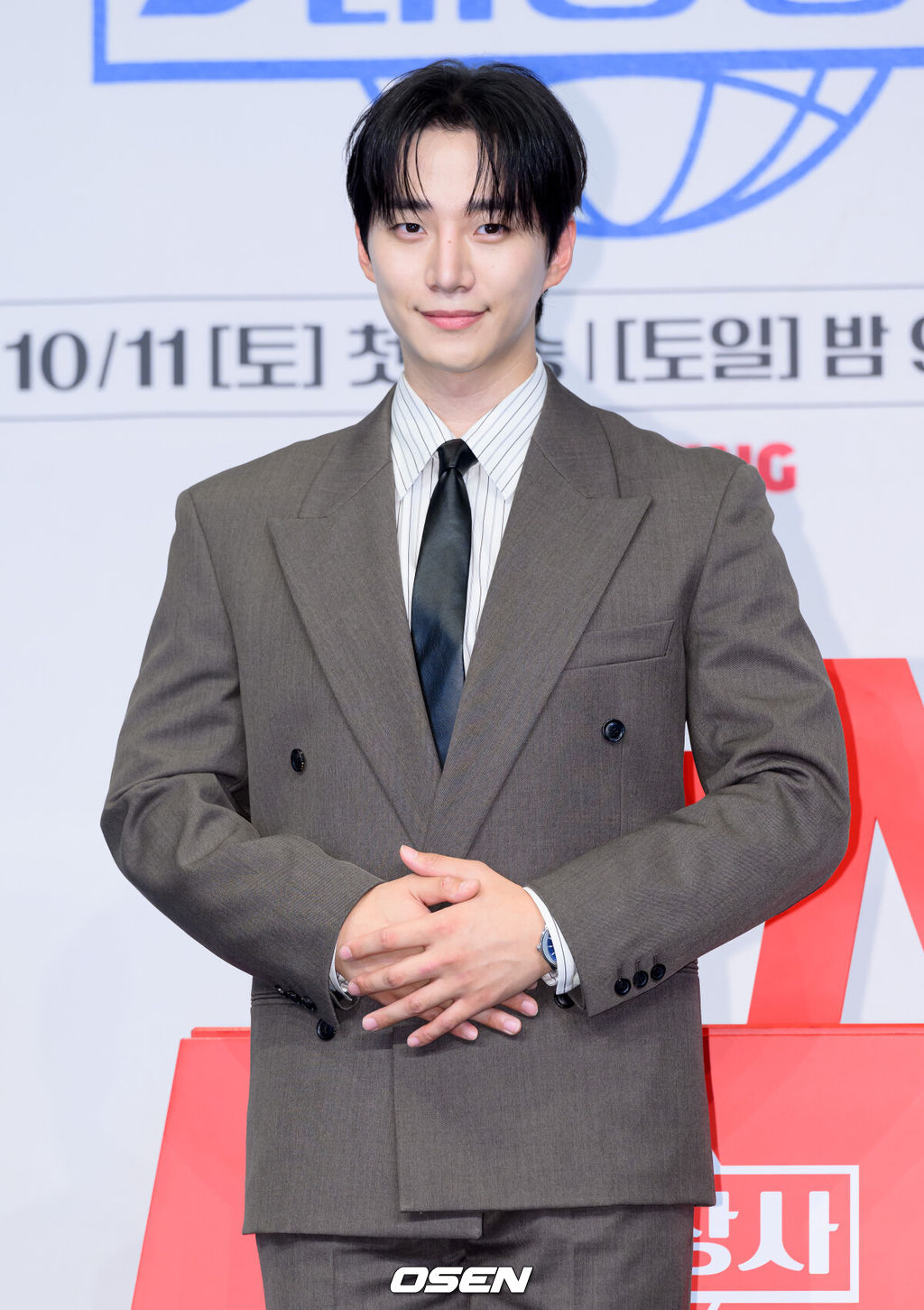 1일 서울 더 링크 서울에서 tvN 새 토일드라마 ‘태풍상사’ 제작발표회가 열렸다. '태풍상사'는 1997년 IMF, 직원도, 돈도, 팔 것도 없는 무역회사의 사장이 되어버린 초보 상사맨 ‘강태풍’의 고군분투 성장기를 그린다. 오는 10월 11일 토요일 밤 9시 10분에 첫 방송된다.배우 이준호가 포토타임을 가지고 있다. 2025.10.01 /sunday@osen.co.kr