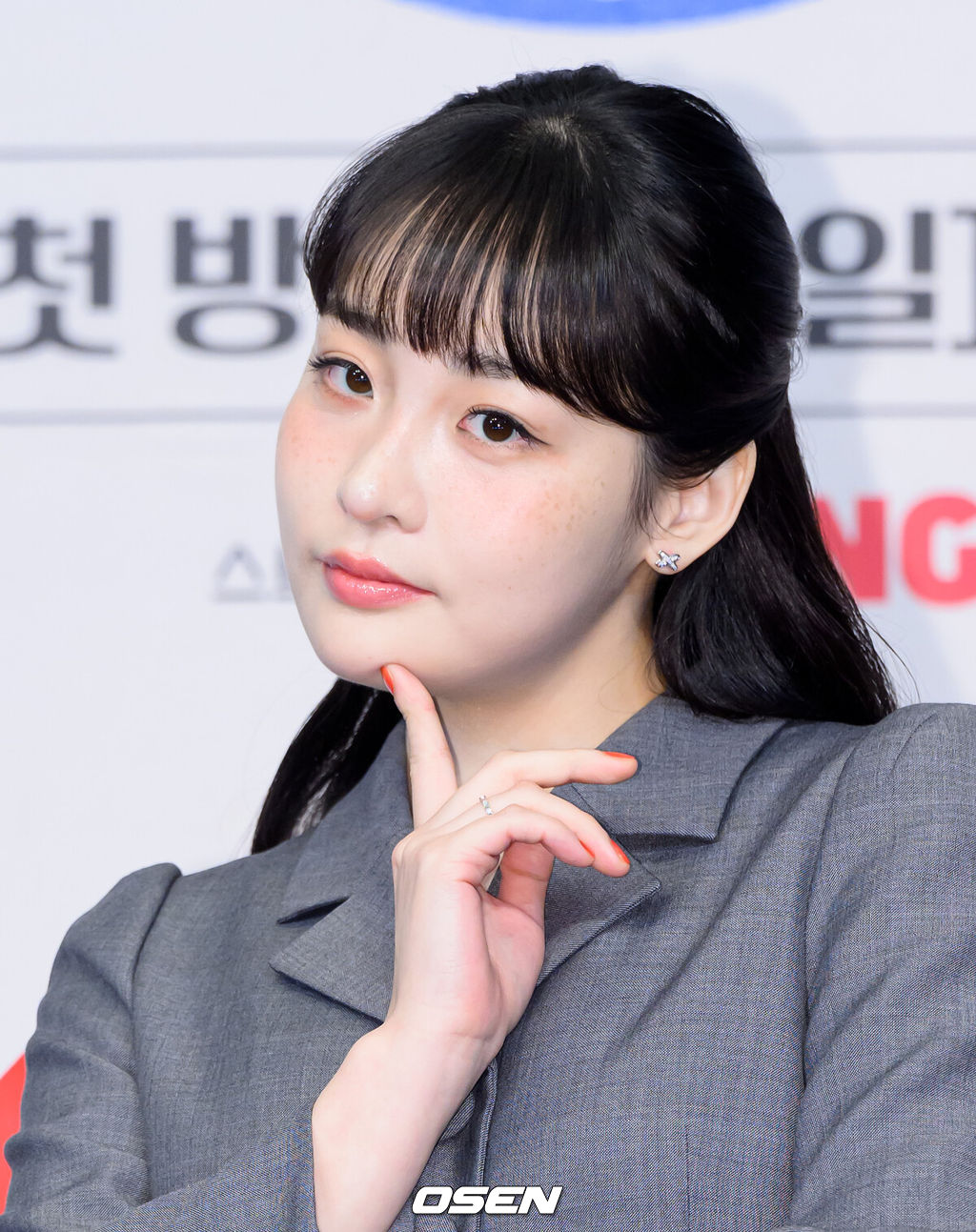 1일 서울 더 링크 서울에서 tvN 새 토일드라마 ‘태풍상사’ 제작발표회가 열렸다. '태풍상사'는 1997년 IMF, 직원도, 돈도, 팔 것도 없는 무역회사의 사장이 되어버린 초보 상사맨 ‘강태풍’의 고군분투 성장기를 그린다. 오는 10월 11일 토요일 밤 9시 10분에 첫 방송된다.배우 김민하가 포토타임을 가지고 있다. 2025.10.01 /sunday@osen.co.kr