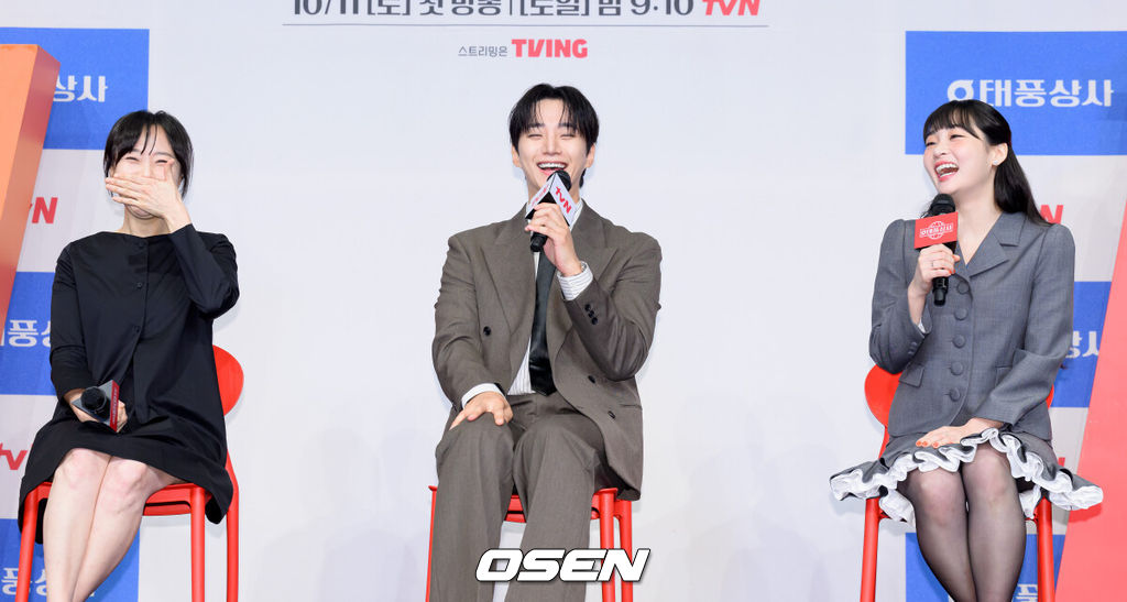 1일 서울 더 링크 서울에서 tvN 새 토일드라마 ‘태풍상사’ 제작발표회가 열렸다. '태풍상사'는 1997년 IMF, 직원도, 돈도, 팔 것도 없는 무역회사의 사장이 되어버린 초보 상사맨 ‘강태풍’의 고군분투 성장기를 그린다. 오는 10월 11일 토요일 밤 9시 10분에 첫 방송된다.이나정 감독과 배우 이준호, 김민하가 확하게 웃고 있다. 2025.10.01 /sunday@osen.co.kr