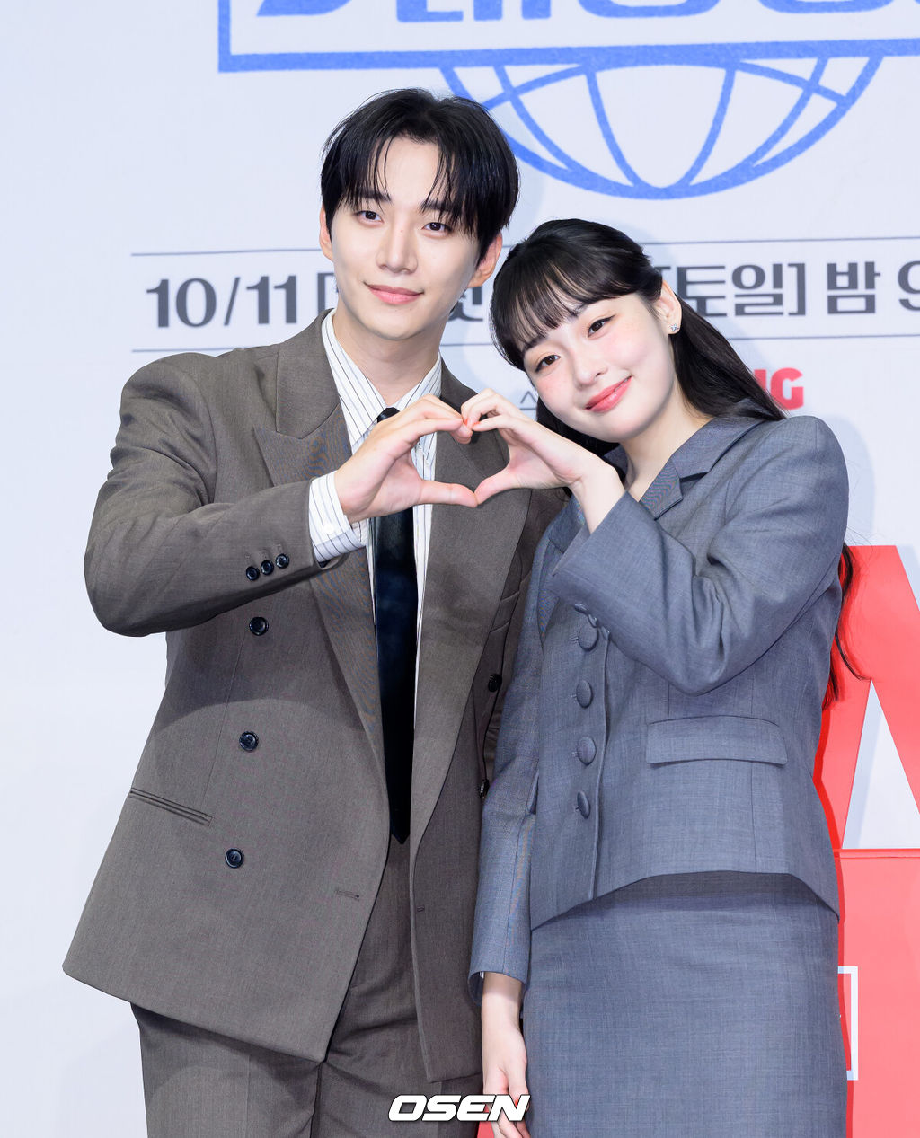 1일 서울 더 링크 서울에서 tvN 새 토일드라마 ‘태풍상사’ 제작발표회가 열렸다. '태풍상사'는 1997년 IMF, 직원도, 돈도, 팔 것도 없는 무역회사의 사장이 되어버린 초보 상사맨 ‘강태풍’의 고군분투 성장기를 그린다. 오는 10월 11일 토요일 밤 9시 10분에 첫 방송된다.배우 이준호와 김민하가 포토타임을 가지고 있다. 2025.10.01 /sunday@osen.co.kr