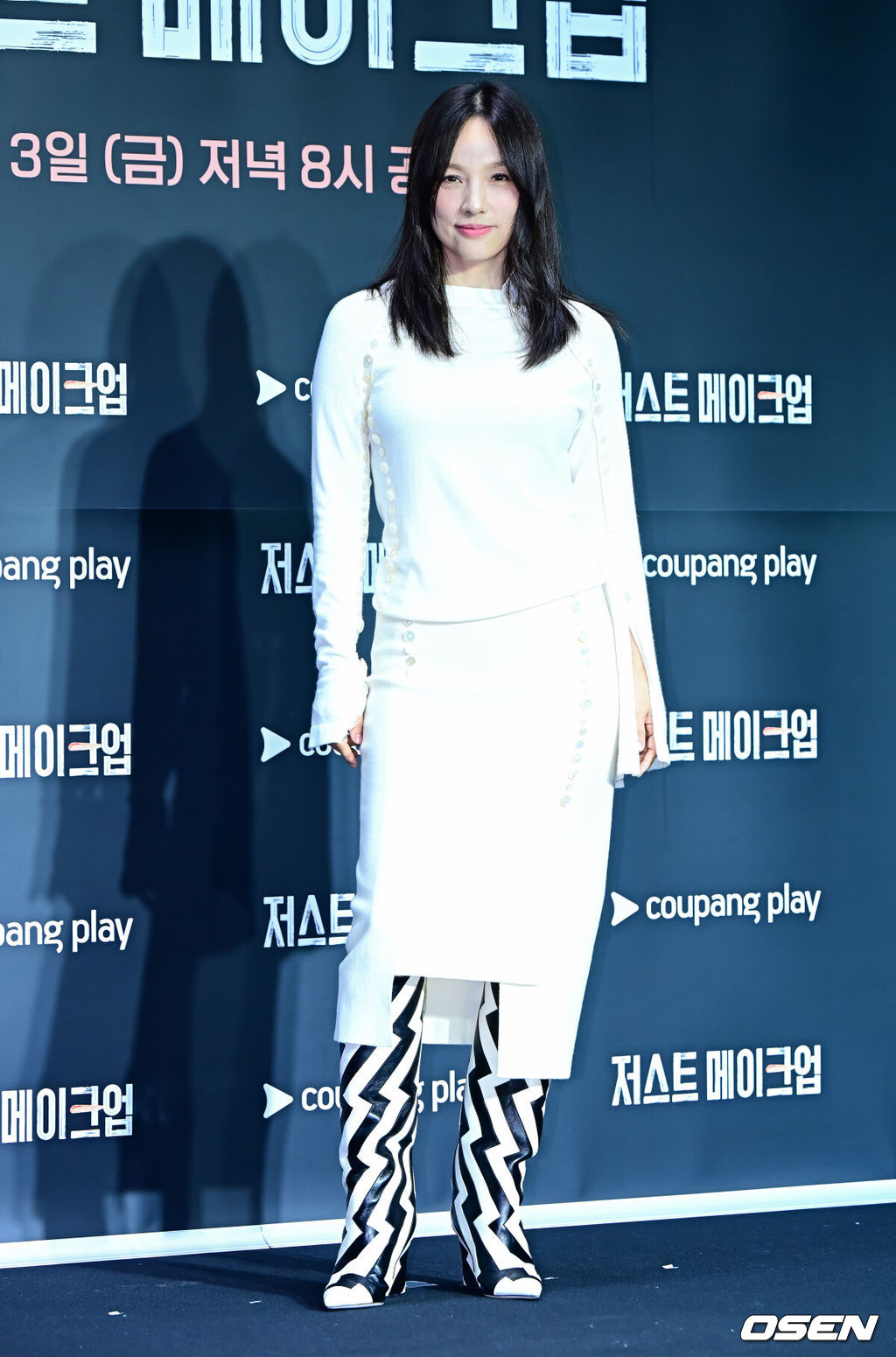 1일 오후 서울 광진구 자양동 풀만 앰버서더 서울 이스트폴에서 쿠팡플레이 예능 '저스트 메이크업' 제작발표회가 열렸다.'저스트 메이크업'은 대한민국을 넘어 세계적으로 K-뷰티를 대표하는 메이크업 아티스트들이 자신만의 색깔로 치열하게 맞붙는 초대형 메이크업 서바이벌으로 오는 10월 3일 첫 방송된다.가수 이효리가 포토타임을 하고 있다. 2025.10.01 /jpnews@osen.co.kr