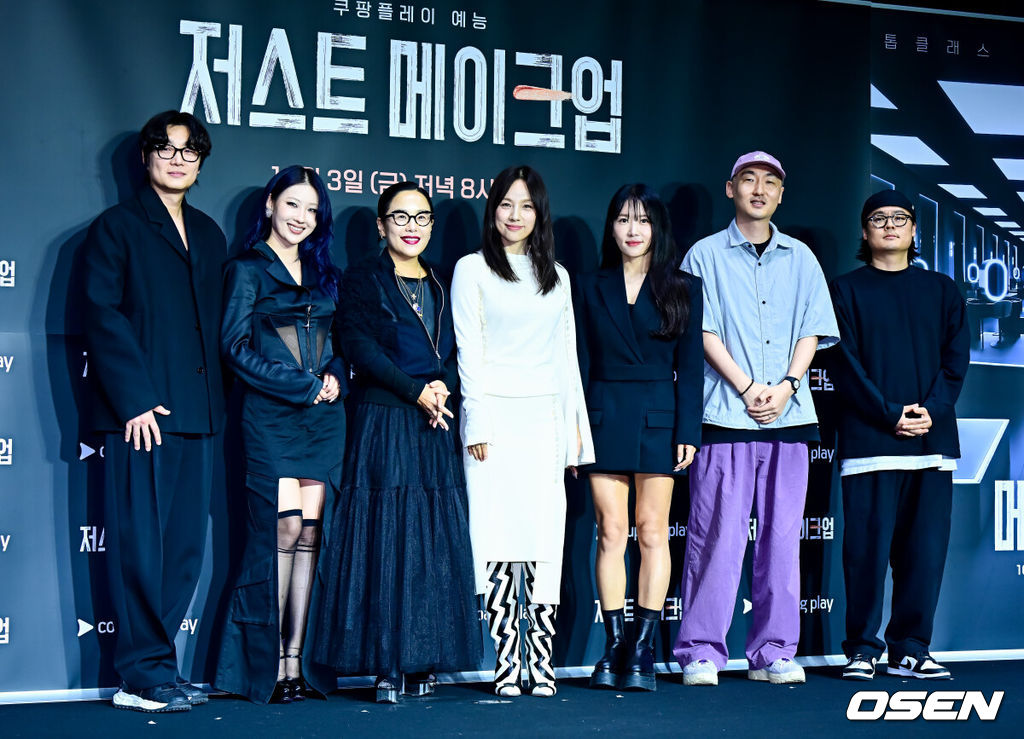 1일 오후 서울 광진구 자양동 풀만 앰버서더 서울 이스트폴에서 쿠팡플레이 예능 '저스트 메이크업' 제작발표회가 열렸다.'저스트 메이크업'은 대한민국을 넘어 세계적으로 K-뷰티를 대표하는 메이크업 아티스트들이 자신만의 색깔로 치열하게 맞붙는 초대형 메이크업 서바이벌으로 오는 10월 3일 첫 방송된다.이진수, 이사배, 정샘물, 이효리, 서옥, 심우진 PD, 박성환 PD가 포토타임을 하고 있다. 2025.10.01 /jpnews@osen.co.kr